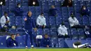 Pelatih Chelsea Thomas Tuchel memberikan instruksi kepada para pemainnya saat melawan Brighton and Hove Albion pada pertandingan Liga Inggris di Stadion Stamford Bridge, London, Inggris, Selasa (20/4/2021). Pertandingan berakhir 0-0. (Mike Hewitt/Pool via AP)