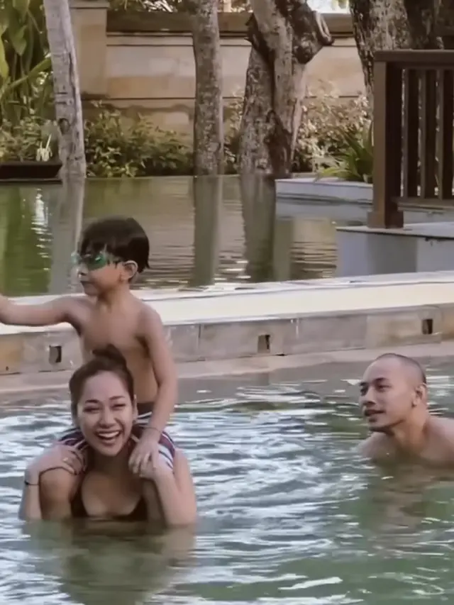 Potret Tiko dan BCL sedang berenang bersama keponakannya, sumber Instagram:@bcltiko