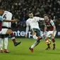 Zlatan Ibrahimovic mencetak gol kedua MU ke gawang West Ham. (Reuters / John Sibley)