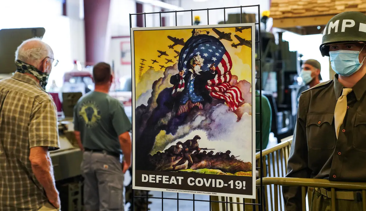 Pengunjung melewati poster Perang Dunia II yang diadaptasi untuk perjuangan melawan COVID-19 di Museum of American Armor di Plainview, New York, 15 Agustus 2020. Pameran poster Perang Dunia II yang kini diadaptasi itu untuk mengingatkan pengunjung agar waspada terhadap COVID-19. (Xinhua/Wang Ying)
