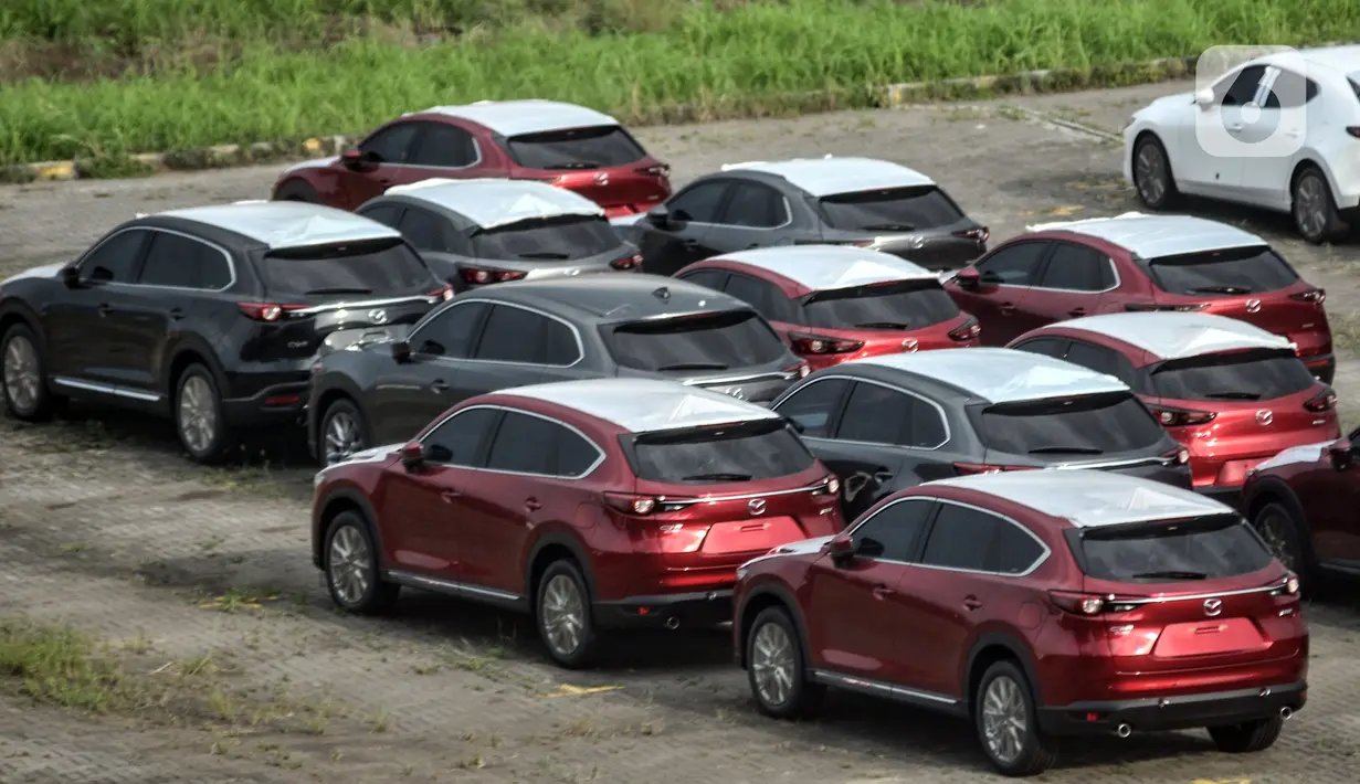 Deretan mobil baru terparkir di kawasan Marunda, Cilincing, Jakarta, Senin (21/6/2021). Diskon 0 persen Pajak Penjualan atas Barang Mewah (PPnBM) sebagai upaya mengakselerasi pemulihan ekonomi nasional di masa pandemi. (merdeka.com/Iqbal S. Nugroho)