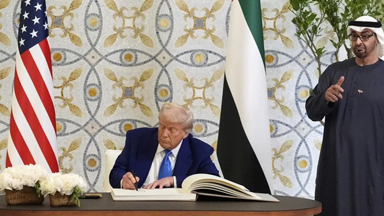 Presiden Amerika Serikat Donald Trump menandatangani buku tamu dengan didampingi Presiden Uni Emirat Arab Mohammed bin Zayed Al Nahyan, Kamis (15/5/2025), di Abu Dhabi.