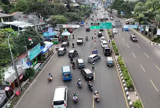 Satuan Polisi Lalu Lintas dari Resort Bogor memberlakukan sistem ganjil genap kendaraan dan satu arah (one way) bagi kendaraan baik yang akan maupun menuju kawasan Puncak Bogor, Jawa Barat pada Sabtu (28/6/2025). (merdeka.com/Arie Basuki)