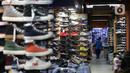 Aktivitas toko sepatu impor dari Vietnam dan China di Jakarta, Selasa (1/9/2020). Kementerian Perdagangan menerbitkan Permendag Nomor 68 Tahun 2020 untuk menekan laju impor alas kaki dan barang konsumsi lainnya yang meningkat hingga 50,64 persen pada Mei hingga Juni 2020 (Liputan6.com/Faizal Fanani)