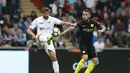 Pemain Swansea City, Fernando Llorente (kiri) berusaha melewati pemain Manchester City  Nicolas Otamendi (kanan) pada lanjutan Premier League di Stadion Liberty, Swansea, Sabtu (24/9/2016). (AFP/Adrian Dennis)