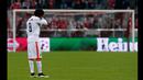 Penyerang Shakhtar Donetsk, Luiz Adriano terlihat sedih usai pertandingan pada leg kedua 16 besar Liga Champions di Allianz Arena, German (11/3/15). Bayern Munich Menang 7-0 atas Shakhtar Donetsk. (Reuters/Michaela Rehle)