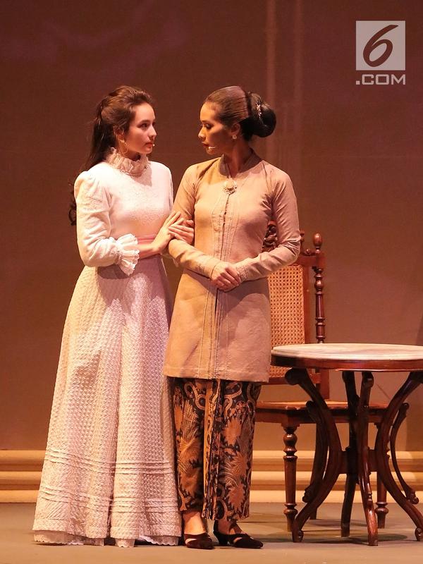 Chelsea Islan dan Marsha Timothy dalam pertunjukkan ketiga Bunga Penutup Abad di Taman Ismail Marzuki, Jakarta (17/11).Pertunjukkan teater tersebut diadaptasi dari novel karya Pramoedya Ananta Toer. (Fimela.com/Bambang E.Ros)