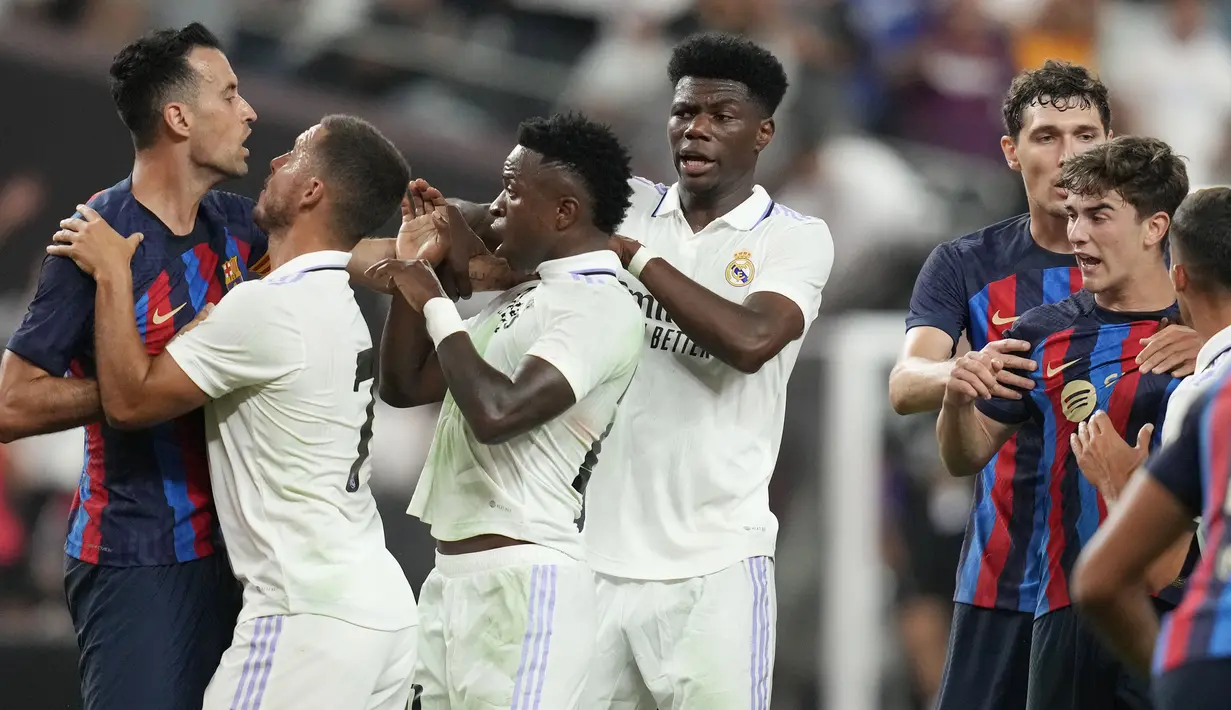 <p>Pemain Barcelona, Sergio Busquets (kiri) bersitegang dengan pemain Real Madrid saat pertandingan persahabatan antara Real Madrid melawan Barcelona di Stadion Allegiant, Las Vegas, Amerika Serikat, Minggu (24/07/2022) pagi WIB. (AP/John Locher)</p>