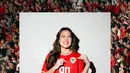 Menyamakan outfit dengan para penonton yang hadir, Raisa tampil dengan busana bernuansa merah putih. Ia pun turut mengenakan jersey merah dengan nomor punggung 90. [@raisa6690]