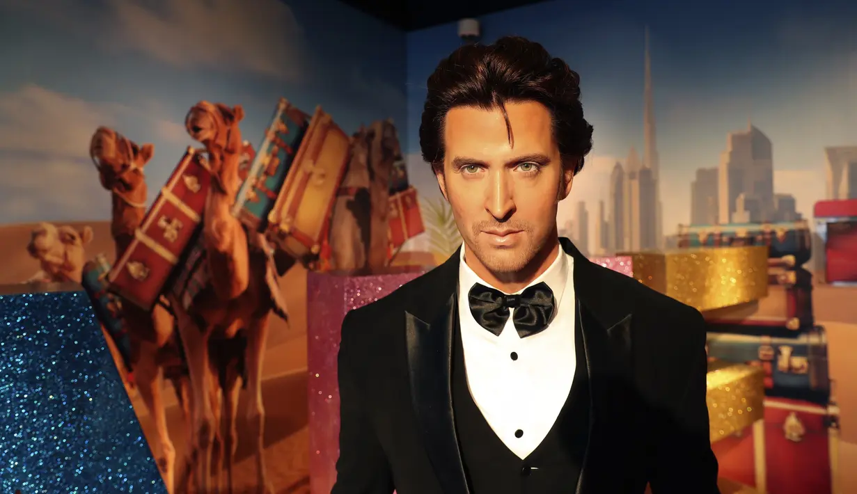 Patung lilin aktor India, Hrithik Roshan, dipajang pada pembukaan museum Madame Tussauds di Dubai, UEA, Rabu (13/10/2021). Atraksi lilin terkenal di dunia ini menampilkan 60 selebriti dan pemimpin, dari Kylie Jenner hingga Presiden China Xi Jinping dengan bintang Bollywood. (AP/Kamran Jebreili)