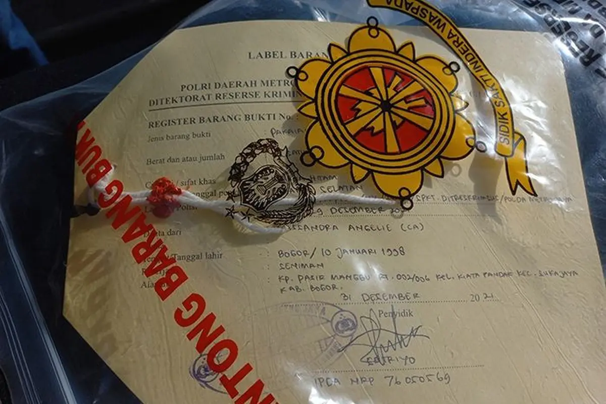 Barang bukti artis CA yang tertulis Cassandra Angelie