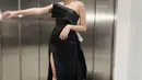Penampilan super slay Glenca Chysara mengenakan dress hitam. Strapless dress ini memiliki detail train menjuntai hingga ke lantai dan high slit yang memperlihatkan kaki jenjangnya. [Foto: Instagram/glencachysaraofficial]