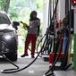Petugas mengisi BBM pada sebuah mobil di salah satu SPBU, Jakarta, Selasa (1/3). Pertamina menurunkan harga bahan bakar minyak (BBM) umum Pertamax, Pertamax Plus, Pertamina Dex, dan Pertalite Rp 200 per liter. (Liputan6.com/Angga Yuniar)
