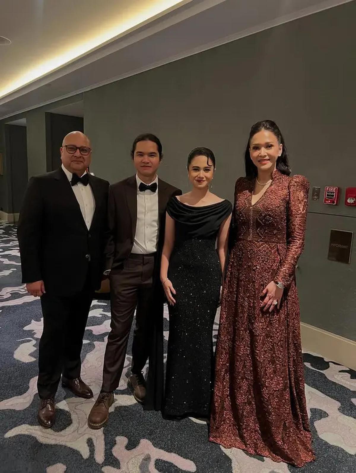6 Potret Detail Outfit Maia Estianty di Intimate Dinner Al Ghazali-Alyssa Daguise