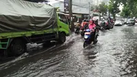 Hujan deras yang mengguyur Kota Bandung, Jumat (2712/2019) menyebabkan banjir di Jalan Margacinta, Kelurahan Margasari, Kecamatan Buahbatu. (Ayobandung/ Fiqih Rohman)