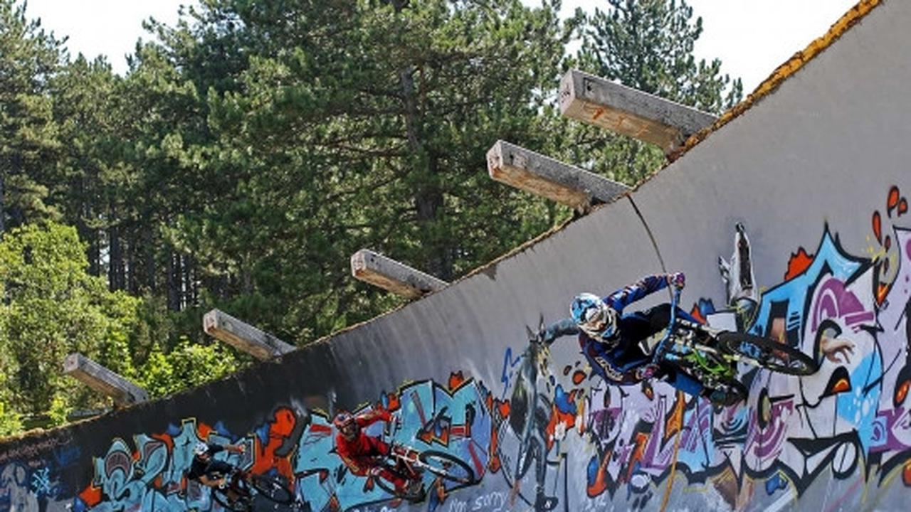 Aksi nekat bikers Downhill ngebut di lintasan miring 90 derajat