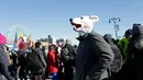 Seorang peserta mengenakan topeng saat menghadiri acara renang Polar Bear Club di Coney Island, New York (1/1). Dalam acara tersebut, para peserta diwajibkan untuk berenang di air yang dingin. (Yana Paskova/Getty Images/AFP)