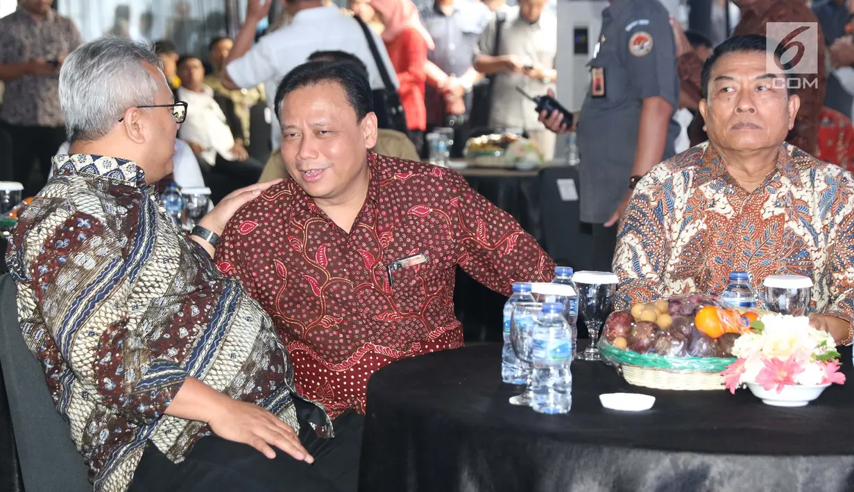 Ketua KPU, Arief Budiman (kiri) berbincang dengan Ketua Bawaslu RI, Abhan jelang perayaan HUT Bawaslu ke-11 di Jakarta, Selasa (9/4). Selain merayakan Hut ke-11, Bawaslu merilis pemuktahiran dari Indeks Kerawanan Pemilu 2019. (Liputan6.com/Helmi Fithriansyah)