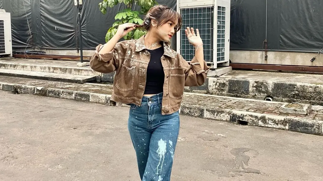 Gaya Fuji saat Pakai Denim, Tampil Keren dan Trendi