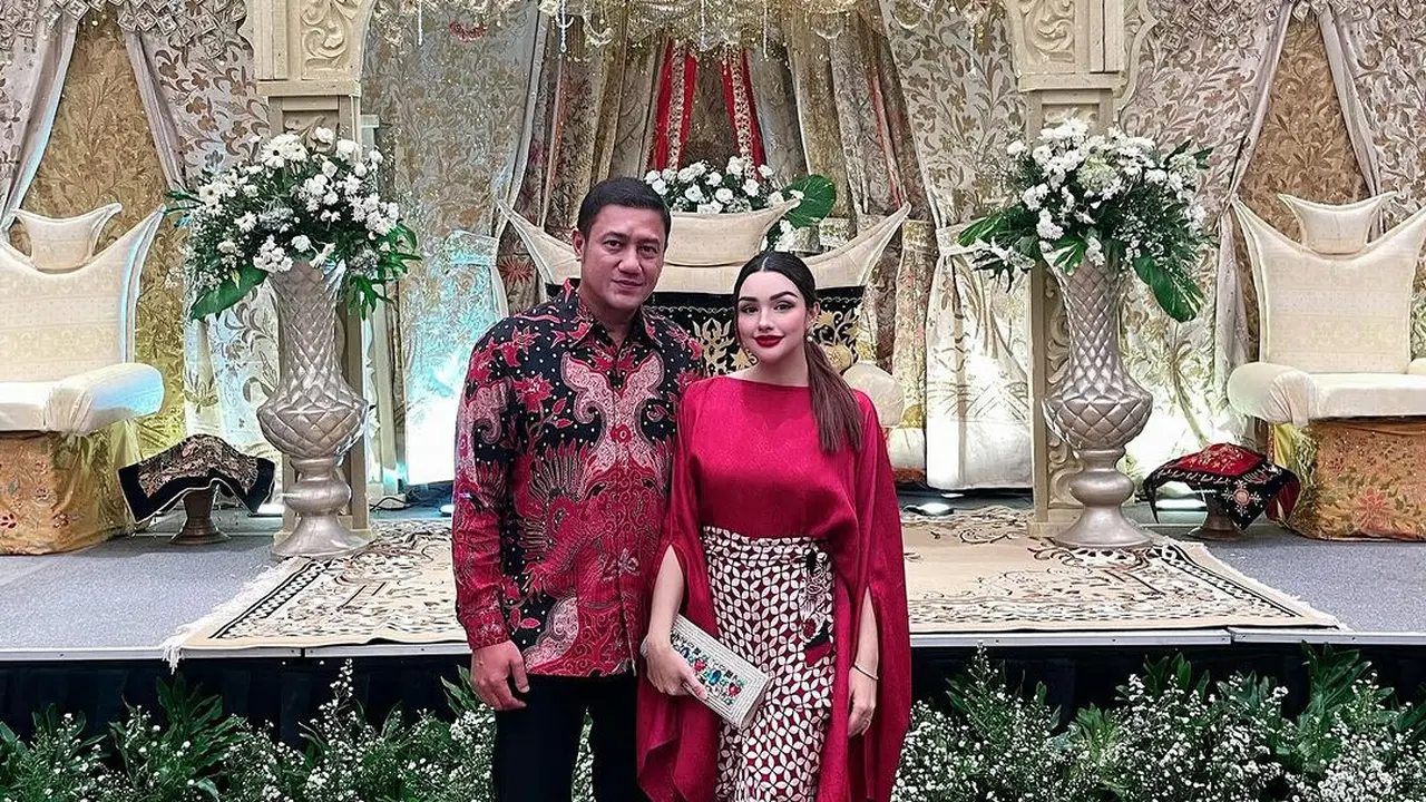 Potret Nurah Syahfirah dan Teuku Rafly Pasya saat Kondangan, Kompak Kenakan Batik Merah