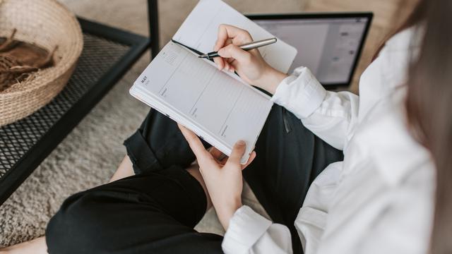 Ilustrasi menulis jurnal