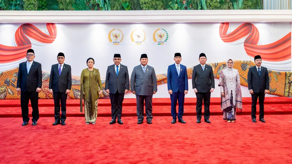Puan Maharani hadir di Sidang Tahunan MPR 2026 dengan kebaya brokat hijau olive beraksen Sunda, selendang hijau tua, dan kilas balik penampilan hijau di 2025. (@puanmaharaniri)