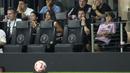 Pemain Inter Miami, Lionel Messi (kedua kanan) menyaksikan laga final US Open 2023 antara Inter Miami melawan Houston Dynamo FC bersama istri dan anaknya di DRV PNK Stadium, Florida, Amerika Serikat, Kamis (28/09/2023). La Pulga mengalami cedera saat laga melawan Toronto FC pada Kamis (21/09/2023) ketika dirinya hanya bermain selama 37 menit. (AP Photo/Rebecca Blackwell)