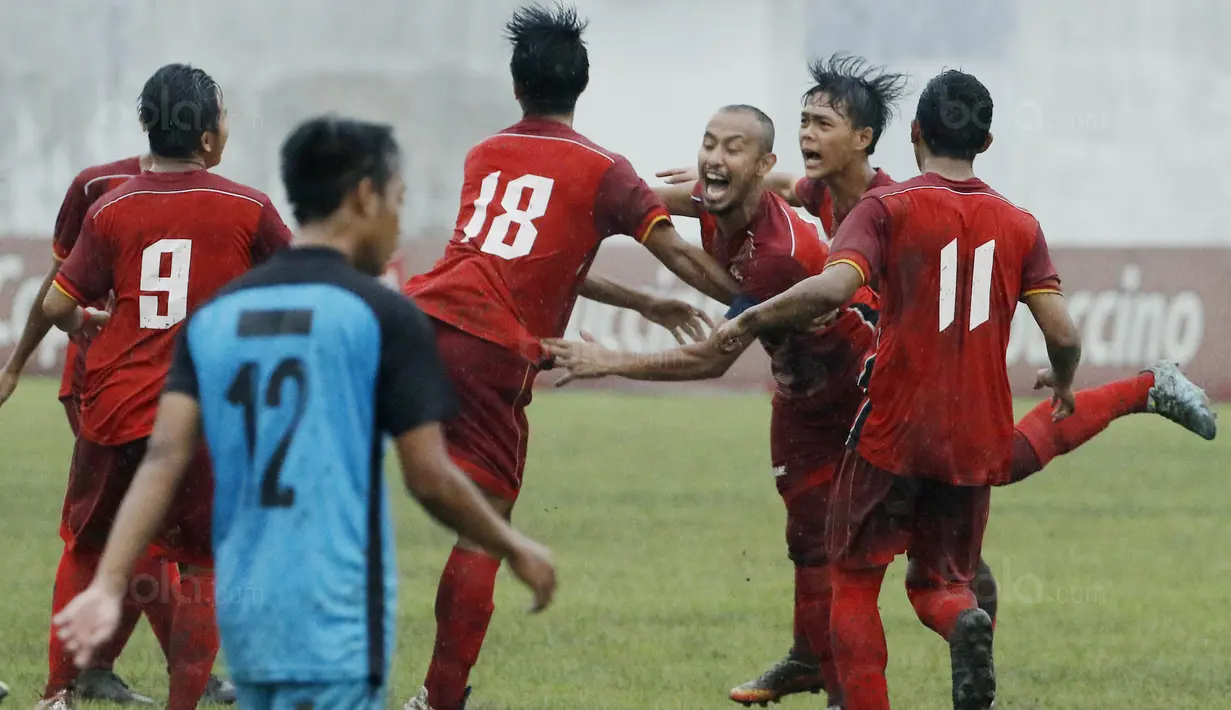Pemain UPI merayakan gol yang dicetak oleh Syahviar ke gawang UMM pada laga final Torabika Campus Cup 2017 di Stadion Cakrawala, Malang, Kamis (23/11/2017). UMM menang WO atas UPI. (Bola.com/M Iqbal Ichsan)