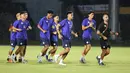 Pemain Filipina melakukan latihan resmi jelang laga terakhir Grup B Piala AFF 2024 melawan Timnas Indonesia di Stadion Sriwedari, Solo, Jawa Tengah, Jumat (20/12/2024). (Bola.com/Abdul Aziz)