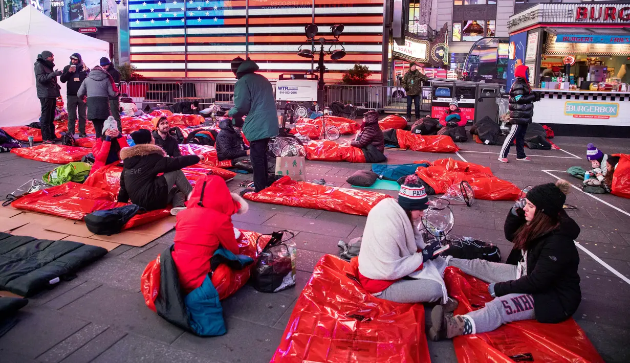 Orang-orang bersiap-siap untuk tidur di area terbuka dalam acara World's Big Sleep Out di New York, 7 Desember 2019. Aksi yang dilakukan di beberapa kota besar dunia ini sebagai bagian dari upaya penggalangan dana untuk membantu para tunawisma di banyak negara. (AP/Julius Constantine Motal)