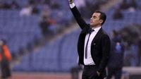 Mantan bek Timnas Italia, Fabio Cannavaro, sedang beraksi saat menangani Al-Nassr di Liga Profesional Arab Saudi, beberapa waktu lalu. Canna mengajukan diri menjadi pelatih Gli Azzurri, menggantikan Antonio Conte.  (EPA/Ahmed Yosri)