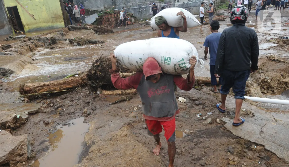 Warga mengevakuasi barang milik mereka usai banjir bandang yang melanda Kampung Cibuntu, Desa Pasawahan, Kecamatan Cicurug, Sukabumi, Jawa Barat, Selasa (22/9/2020). Banjir bandang mengakibatkan puluhan bangunan rusak berat, 12 rumah hanyut, dan dua korban masih hilang. (merdeka.com/Arie Basuki)