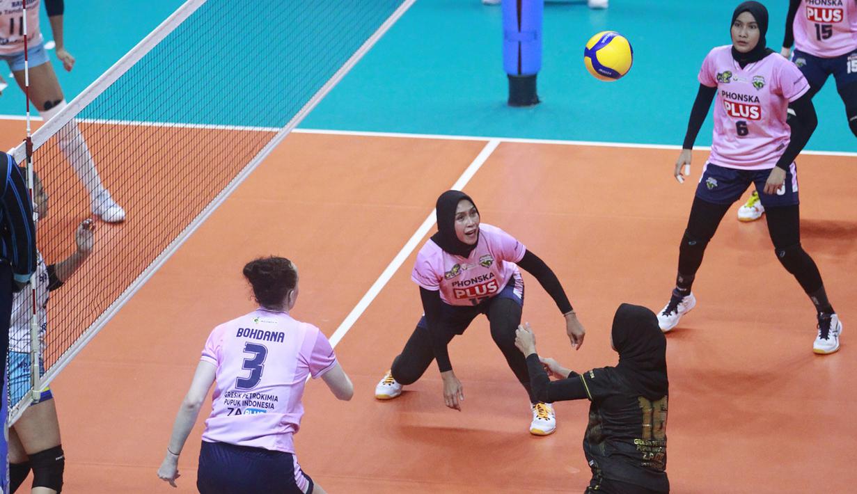 Dua pemain Gresik Petrokimia Pupuk Indonesia, Siti Romadhani (kanan) dan Nety Dyah Puspitarani berusaha menjangkau bola yang dilepaskan pemain Bandung bjb Tandamata pada laga pembuka Final Four Proliga 2023 seri pamungkas di GOR Sritex Arena Solo, Surakarta, Kamis (9/3/2023). Gresik Petrokima kalah 0-3 (17-25, 21-25 dan 20-25). (Proliga 2023)