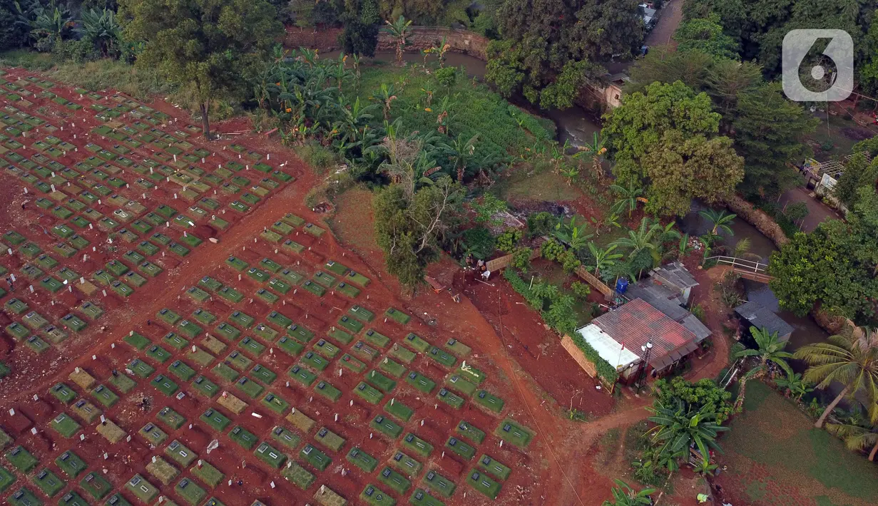 Foto udara lokasi pemakaman pasien terinfeksi COVID-19 di TPU Pondok Ranggon, Jakarta, Senin (10/8/2020). Berdasar data di web corona.jakarta.go.id, Senin (10/8), kasus positif Covid-19 di Jakarta 26.193 orang, 16.446 dinyatakan sembuh dan 940 meninggal dunia. (Liputan6.com/Helmi Fithriansyah)