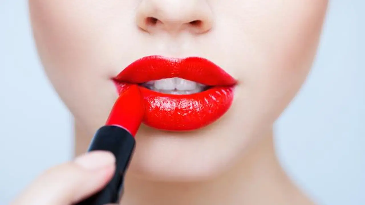 Trik Jitu agar Warna Lipstik Awet Seharian ala Qiqi Franky
