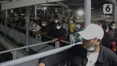 Sejumlah pemudik pejalan kaki antre masuk ke kapal "Roll on-Roll off" (RoRo) untuk menyeberang di Pelabuhan Merak, Banten, Jumat (29/4/2022) dini hari. Berdasarkan data yang dirilis ASDP Cabang Merak, hingga pukul 20.00 WIB, Rabu, 28 April 2022, jumlah penumpang yang menyeberang dari Pelabuhan Merak ada 261.741 orang. (Liputan6.com/Angga Yuniar)