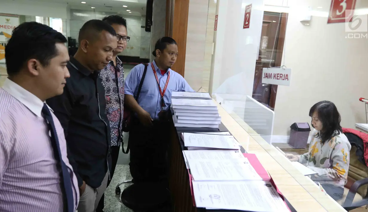 Suasana saat pengemudi taksi online menyerahkan permohonan uji materi UU Lalu Lintas dan Angkutan Jalan ke MK di Jakarta, Rabu (14/3). Mereka meminta MK mengkaji Pasal 106 Ayat (1) dan Pasal 283 UU No. 22 Tahun 2009. (Liputan6.com/Angga Yuniar)