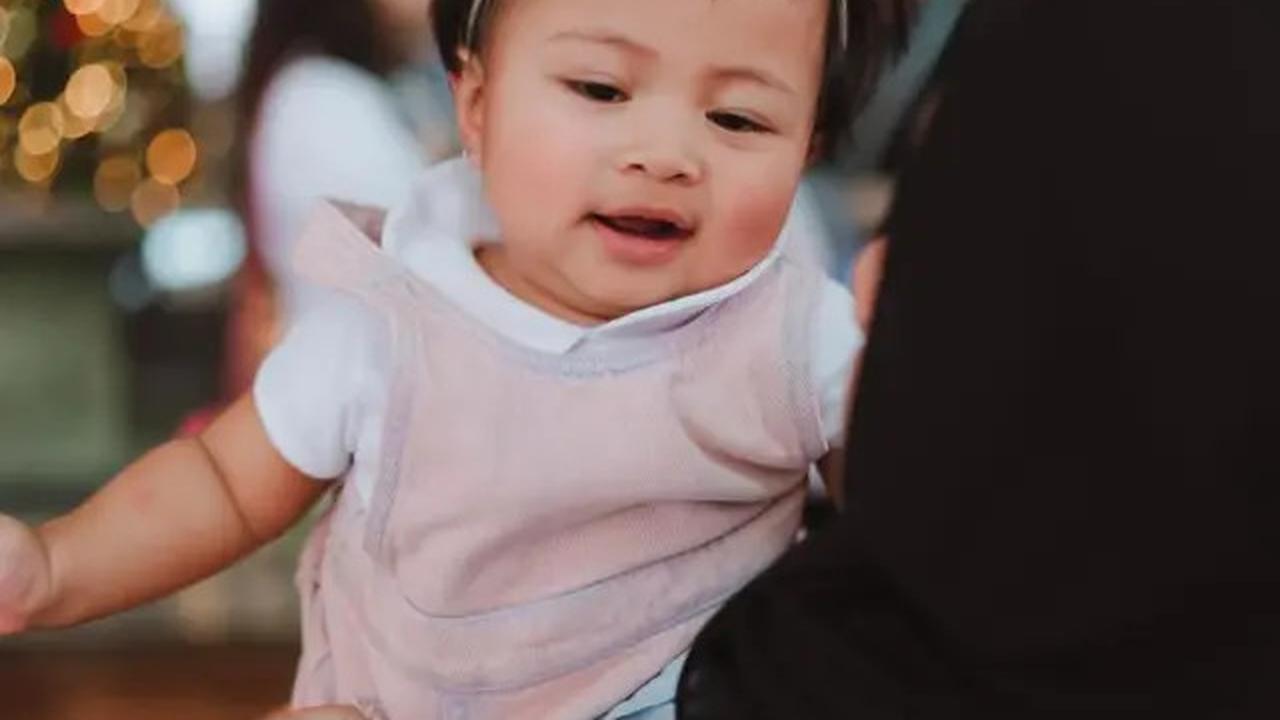 Baby Lily, Anak Raffi Ahmad dan Nagita Slavina, Siap Menyambut 2025 dengan Senyum Menggemaskan!