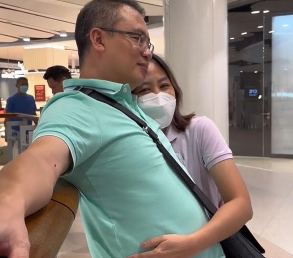 "Happy wedding anniversary to the most loving couple in my life. Mereka bukan dua manusia sempurna, tp mereka saling menyempurnakan satu sama lain," tulis Manda.