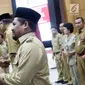 Mendagri, Tjahjo Kumolo (kiri) memberikan selamat kepada Plt Bupati Bener Meriah, Tgk. H. Sarkawi usai serah terima surat penugasan Pelaksana Tugas Gubernur Aceh dan Bupati Bener Meriah di Kemendagri Jakarta, Senin (9/7). (Liputan6.com/Herman Zakharia)