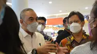 Bupati Tangerang Ahmed Zaki Iskandar dan Menkes Budi Gunadi Sadikin saat meninjau vaksinasi lansia di Mall Ciputra Citra Raya, Sabtu (27/3). (dok: Humas Pemkab)
