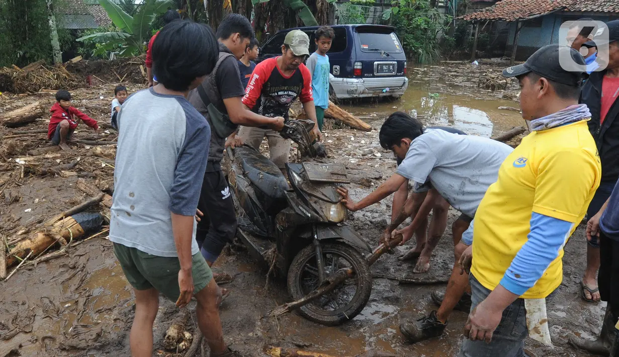 Warga mengevakuasi barang milik mereka usai banjir bandang yang melanda Kampung Cibuntu, Desa Pasawahan, Kecamatan Cicurug, Sukabumi, Jawa Barat, Selasa (22/9/2020). Banjir bandang mengakibatkan puluhan bangunan rusak berat, 12 rumah hanyut, dan dua korban masih hilang. (merdeka.com/Arie Basuki)