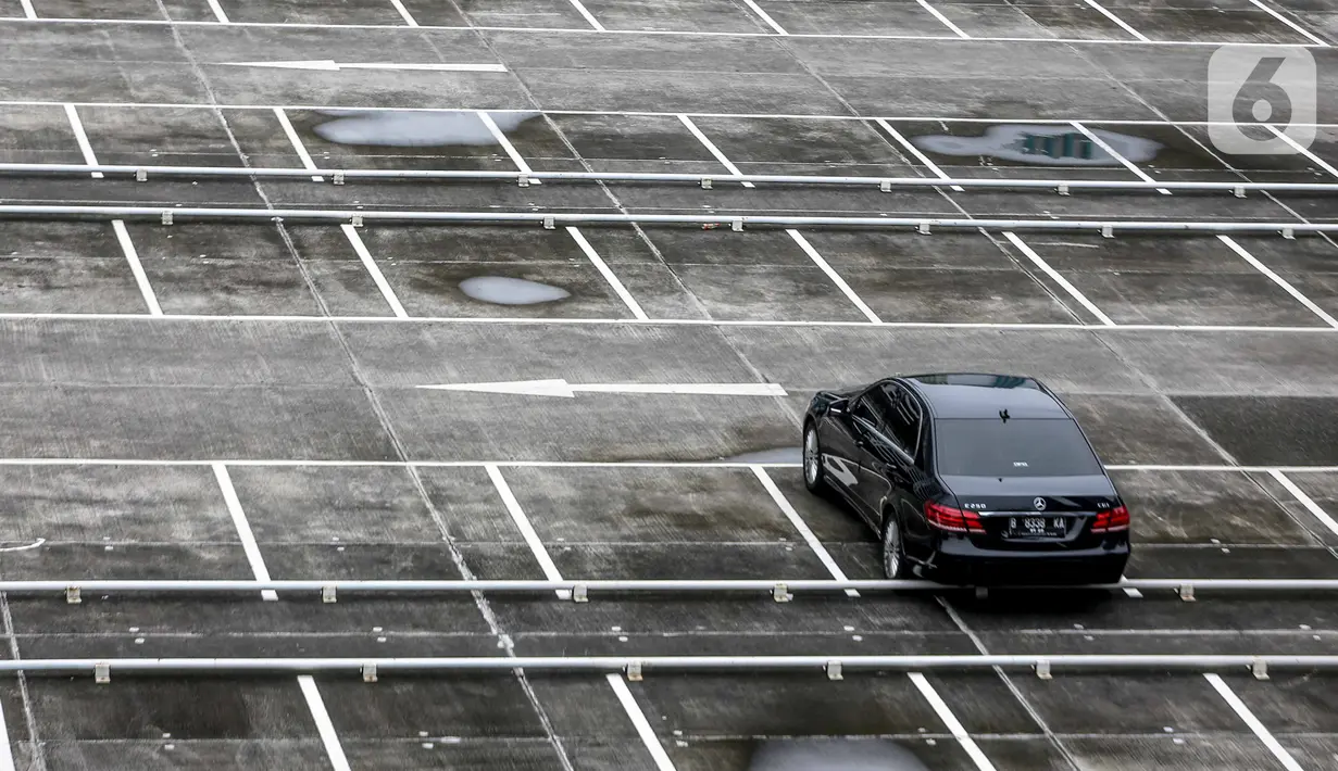 Sebuah mobil terparkir di lahan parkir sebuah gedung, Jakarta, Kamis (1/5/2020). Indonesia Parking Association (IPA) menyatakan terjadi penurunan bisnis parkir sebesar 75-90 persen seiring penerapan PSBB untuk mencegah penyebaran COVID-19 di Jabodetabek. (Liputan6.com/Faizal Fanani)