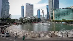Sejumlah petugas kepolisian menggelar gladi lapangan untuk pengamanan peringatan Hari Buruh Internasional atau biasa disebut May Day yang jatuh pada 1 Mei, di Bundaran HI, Jakarta, Jumat (30/4/2015). (Liputan6.com/Faizal Fanani)