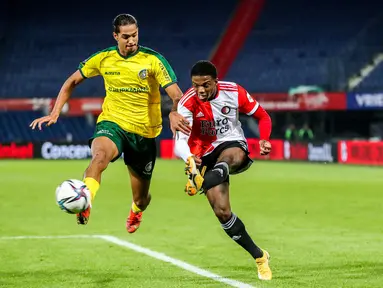 Bek Feyenoord, Tyrell Malacia (kanan) menembak bola dari kawalan pemain Fortuna Sittard, Nigel Lonwijk pada pertandingan Eredivisie Belanda di Feyenoord Stadium de Kuip di Rotterdam pada 5 Desember 2021. Manchester United resmi memboyong Tyrell Malacia dari Feyenoord Rotterdam. (AFP/ANP/Pieter Stam de Jonge)