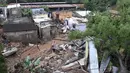 Rumah-rumah warga tersapu bersih di Ntuzuma, luar Durban, Afrika Selatan, 12 April 2022. Hujan berkepanjangan dan banjir di Provinsi KwaZulu-Natal Afrika Selatan telah merenggut puluhan nyawa, menurut pejabat setempat. (AP Photo/Str)