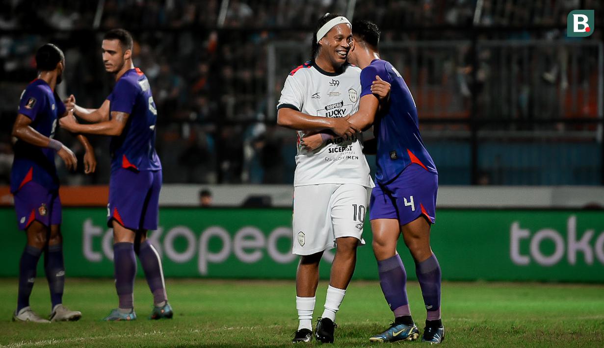 Namun sayang Ronaldinho gagal membawa timnya menang. RANS Nusantara FC takluk lewat adu penalti dari Persik dengan skor 4-2. (Bola.com/Iwan Setiawan)