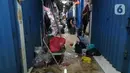 Para pedagang merapikan toko mereka usai banjir merendam Pasar Cipulir, Jakarta, Jumat (3/1/2020). Meski banjir telah surut, akitivitas jual beli di Pasar Cipulir masih belum kembali normal. (Liputan6.com/Angga Yuniar)