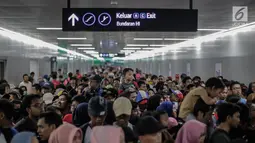 Warga mengantre untuk menaiki kereta MRT di pintu masuk Stasiun MRT Bundaran HI, Jakarta, Minggu (24/3). Moda Raya Terpadu (MRT) Jakarta Fase 1 dengan rute Bundaran HI - Lebak Bulus resmi beroperasi. (Liputan6.com/Faizal Fanani)