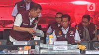 Kepala Badan Reserse dan Kriminal (Kabareskrim) Mabes Polri Komisaris Jenderal (Komjen) Pol Wahyu Widada (kedua kiri depan) bersama Direktur Tindak Pidana Narkoba (Dirtipidnarkoba) Bareskrim Polri Brigjen Mukti Juharsa (kiri) saat rilis kasus tindak pidana pencucian uang (TPPU) dari kejahatan narkoba di Lapangan Bhayangkara Mabes Polri, Jakarta, Rabu (18/9/2024). (Liputan6.com/Angga Yuniar)